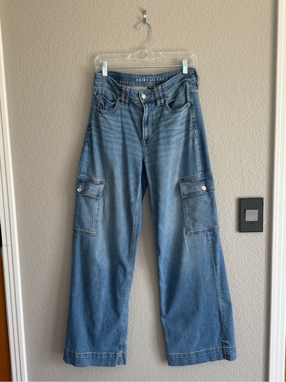 American Eagle Size 4R Wide Leg Cargo Jeans in Light Blue